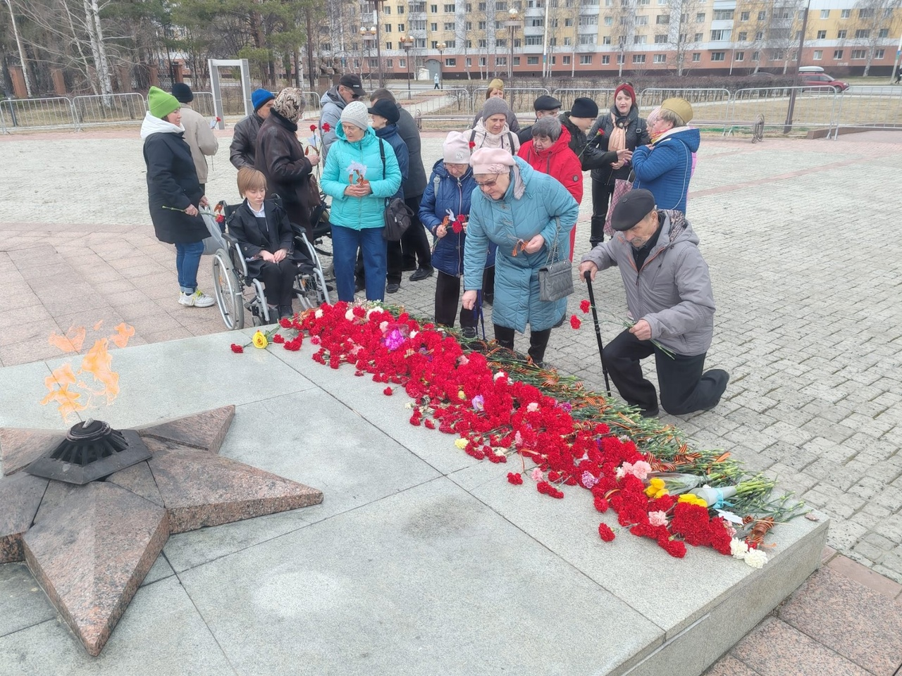 На фото члены ВОИ возложили цветы к "Мемориалу памяти" в память о павших воинах в Великой Отечественной войне