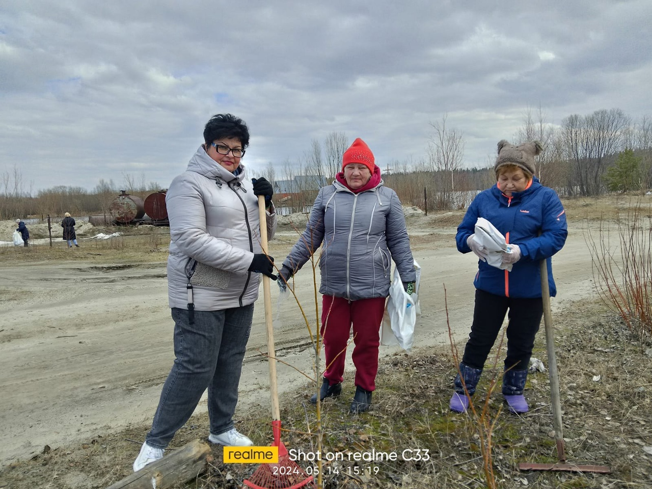 На фото члены ВОИ убирают мусор