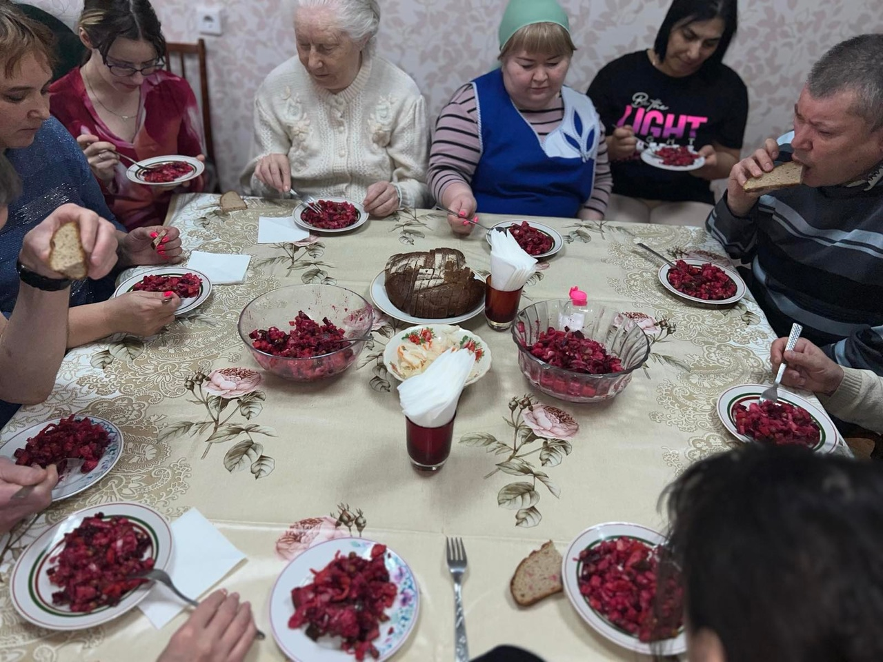 На фото изображены члены ВОИ, сидящие за столом на мастер-классе