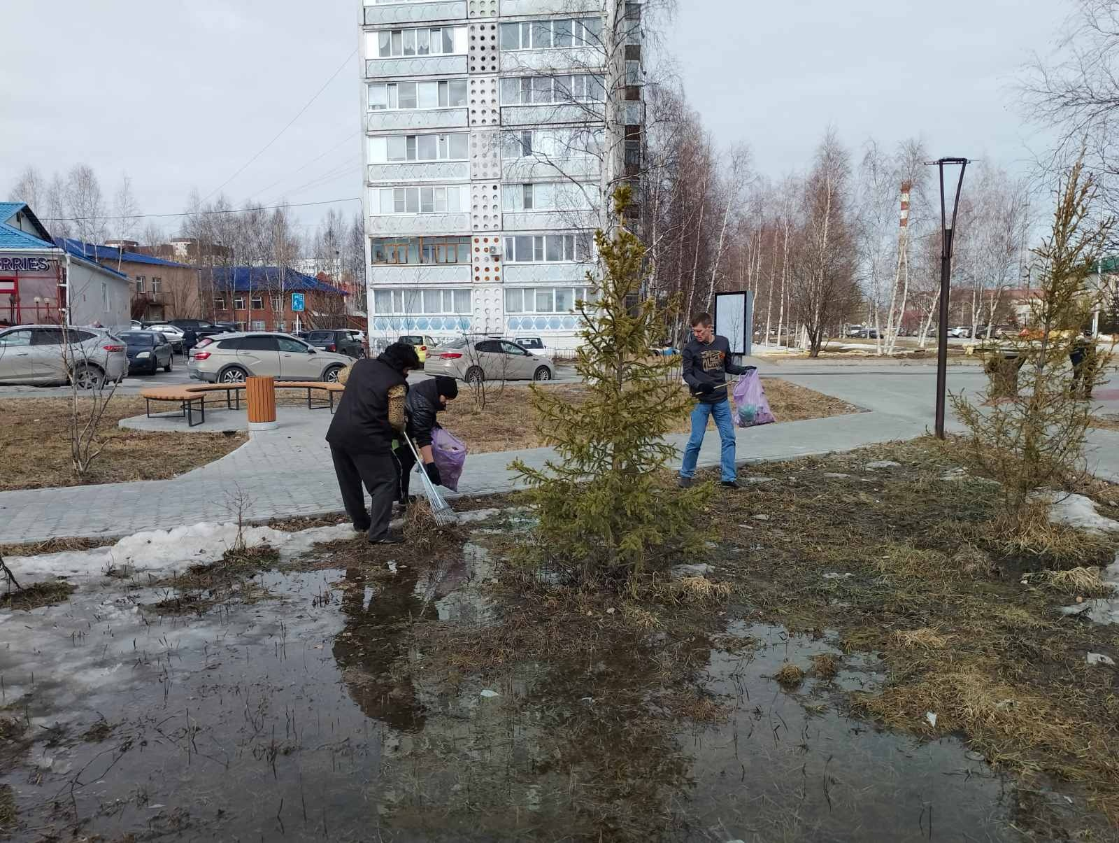 На фото члены ВОИ убирают мусор на улице