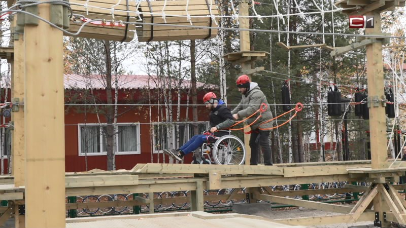Первый в Югре инклюзивный веревочный парк открыли в Сургутском районе