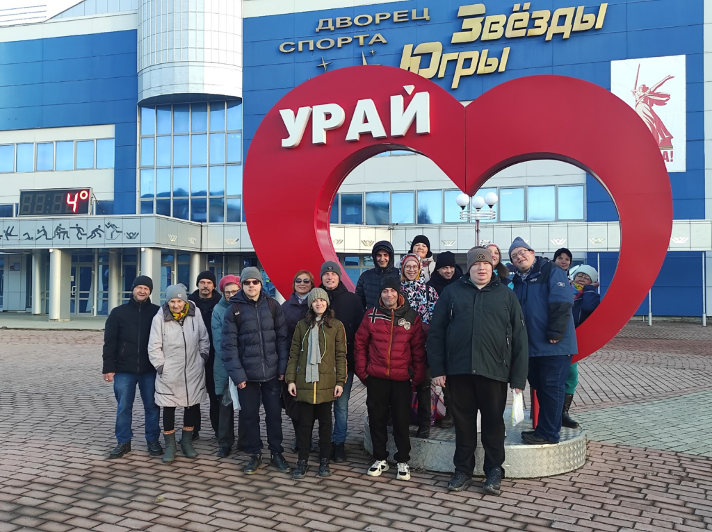 Пока в городе Урай стоят тёплые, солнечные деньки, члены Урайского местного общества инвалидов вновь совершили прогулку, на этот раз по городу и его достопримечательностям
